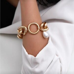 🧋🧋🧋BOGOHO 🧋🧋🧋Chunky Gold Bracelet with Pearl Accent